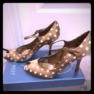 Lovely conservative shoe for work or evening wear.